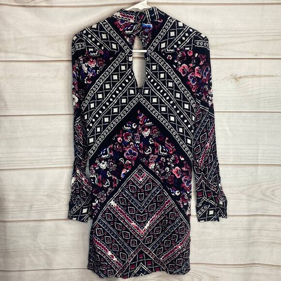 EXPRESS Black Keyhole Front Back Floral Geo Print Shift Dress Size XXS - Picture 4 of 7